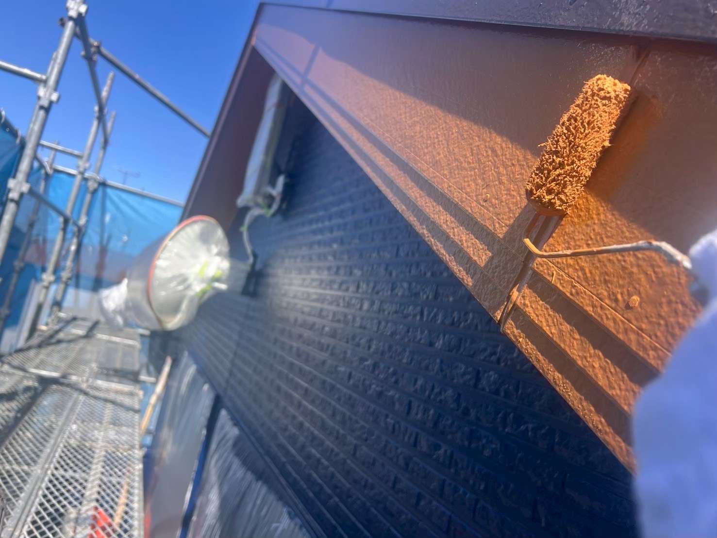 野田市・柏市・流山市の外壁塗装は美装柳屋へ/【作業のご紹介】千葉県野田市S様邸・横樋・破風板塗装作業