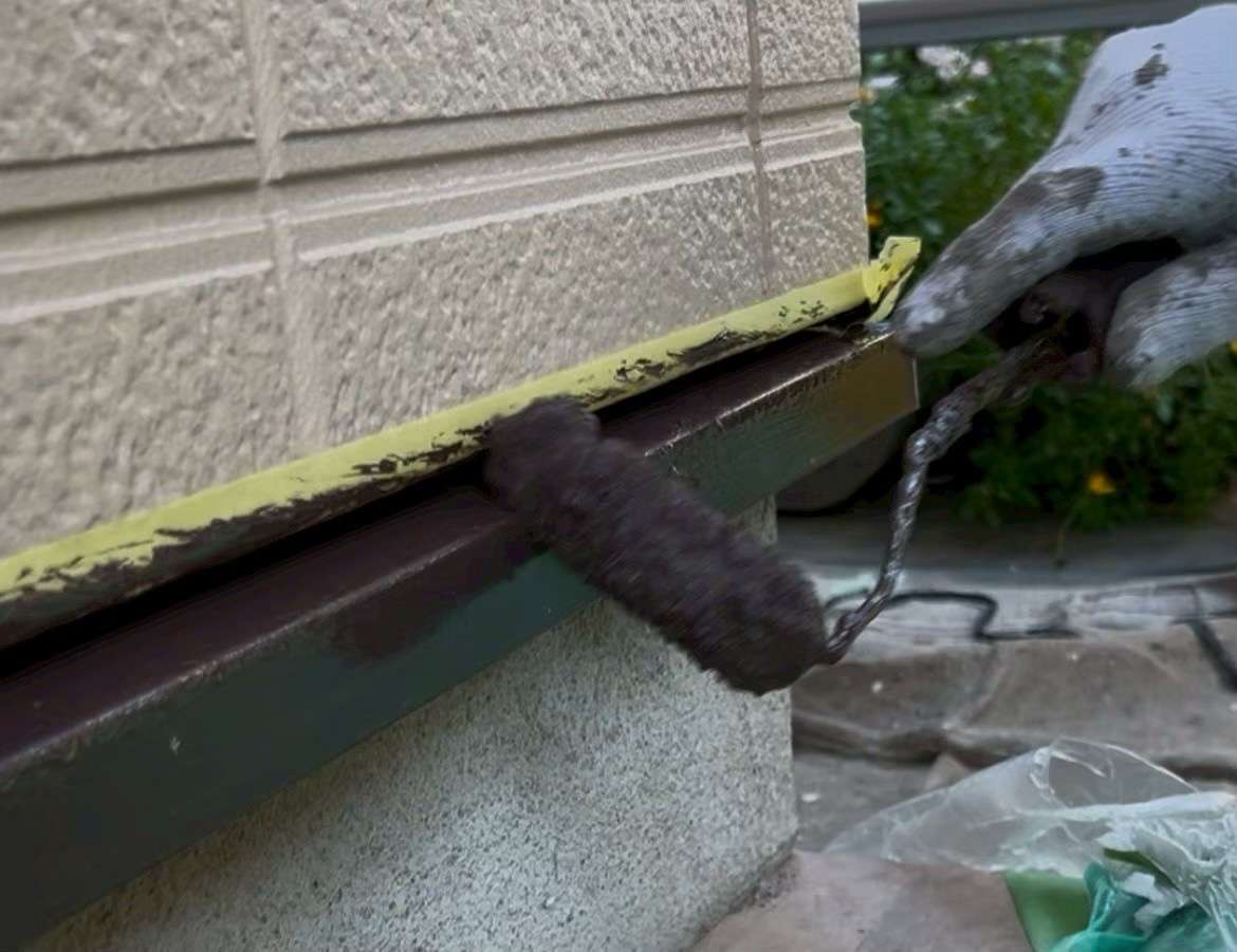 野田市・柏市・流山市の外壁塗装は美装柳屋へ/【作業のご紹介】千葉県野田市N様邸・水切り塗装作業