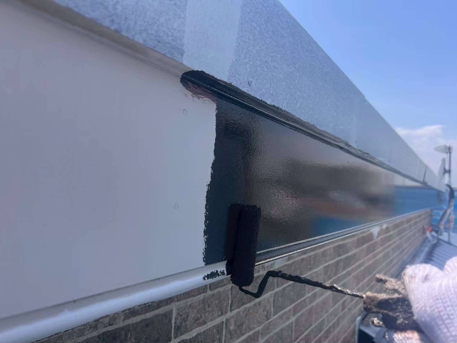 野田市・柏市・流山市の外壁塗装は美装柳屋へ/【作業のご紹介】千葉県鎌ヶ谷市T様邸・雨樋・破風板塗装作業